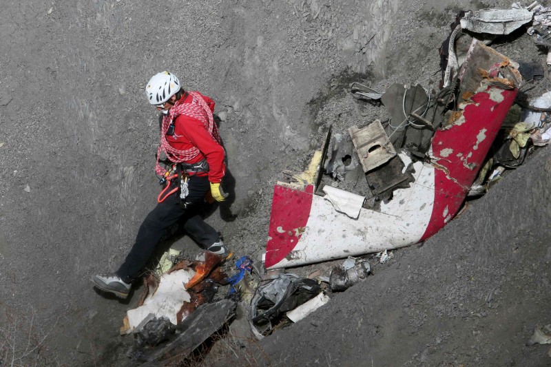 © Reuters. A French rescue worker inspects the remains of the Germanwings Airbus A320 at the site of the crash