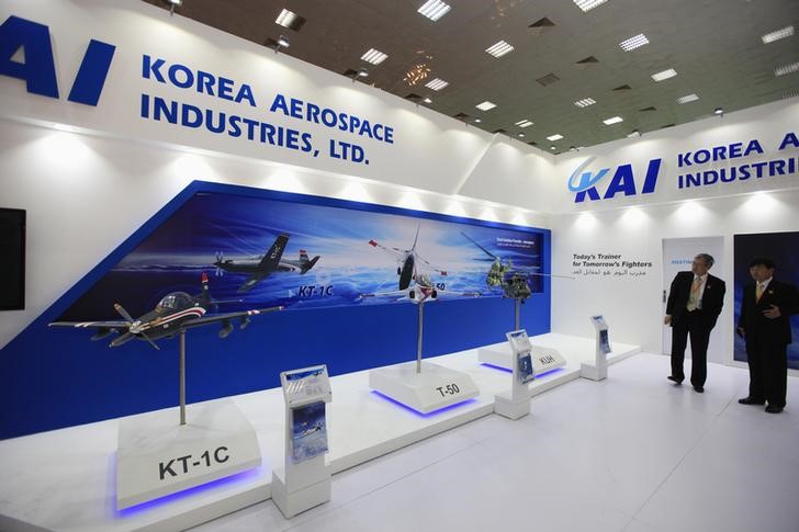 © Reuters. Officials stand at Korean aircraft industry Korea Aerospace Industries booth at Baghdad International Fair for Defence and Security