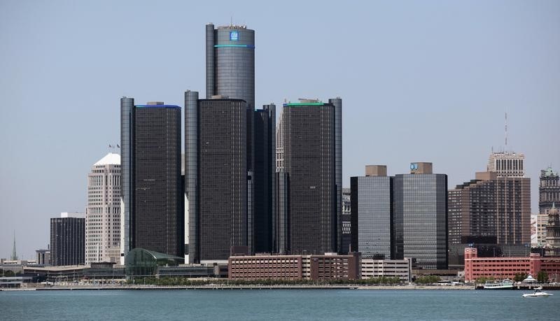 © Reuters. The city of Detroit skyline, including General Motors Global Headquarters, is seen along the Detroit River from Windsor, Canada