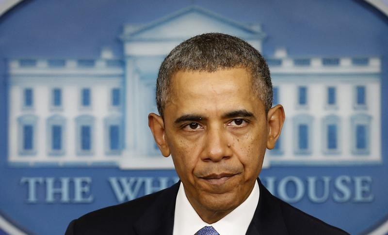 © Reuters. U.S. President Obama pauses while speaking about the crisis in Ukraine from the White House in Washington