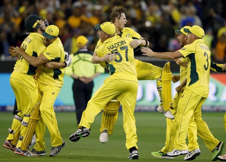 © Reuters. Australian players celebrate after defeating New Zealand in their Cricket World Cup final match at the MCG