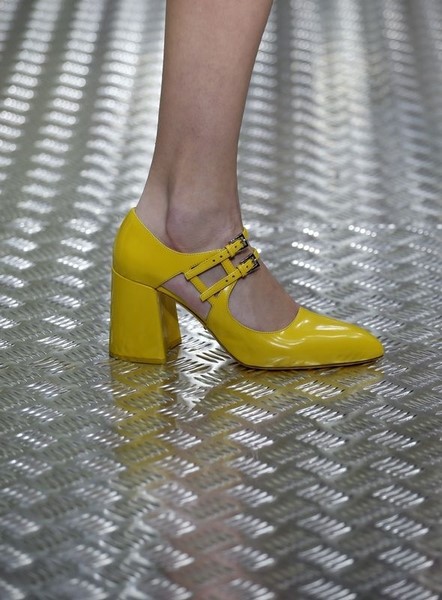 © Reuters. Una modella indossa una scarpa Prada 