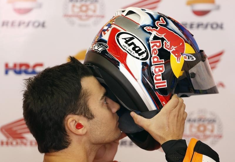 © Reuters. Un problema en el brazo pone en duda el futuro de Pedrosa en MotoGP