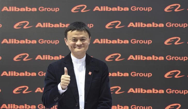 © Reuters. Alibaba founder and chairman Jack Ma poses for media while touring the CeBIT trade fair in Hanover 