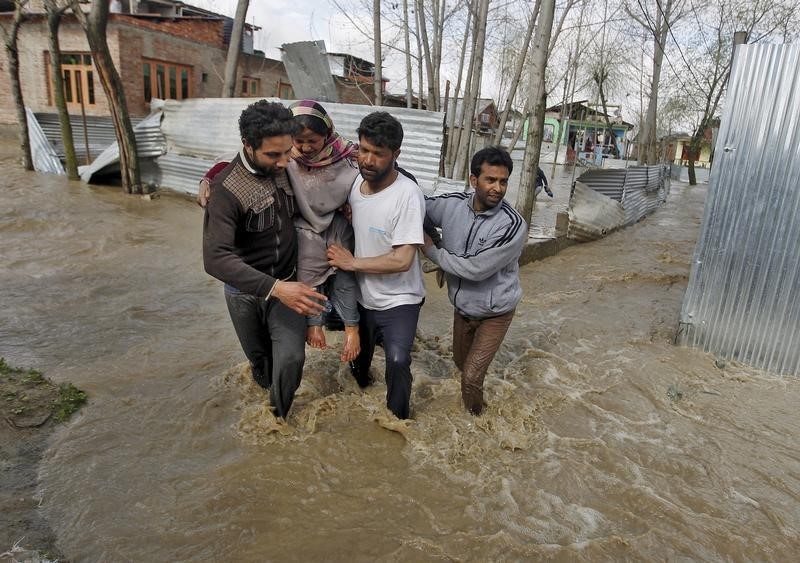 © Reuters. مخاوف من سيول في كشمير بسبب الأمطار الغزيرة ودفن عشرة أشخاص أحياء