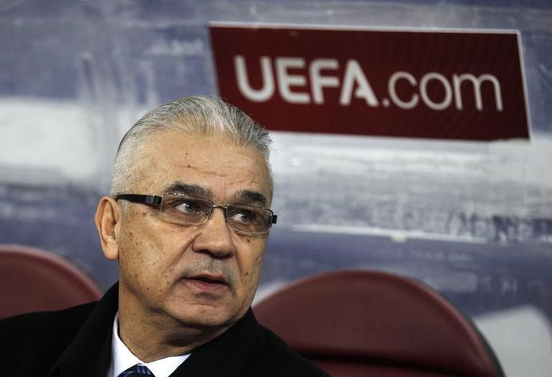 © Reuters. Romania's coach Iordanescu looks on before their Euro 2016 Group F qualifying soccer match against Northern Ireland at National Arena in Bucharest 