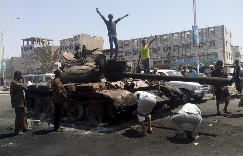 © Reuters. مصادر: اشتباكات عنيفة في عدن مع اقتراب الحوثيين من ناحية الشرق
