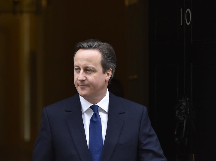 © Reuters. Primeiro-ministro britânico, David Cameron, seguindo para encontro com a rainha Elizabeth 