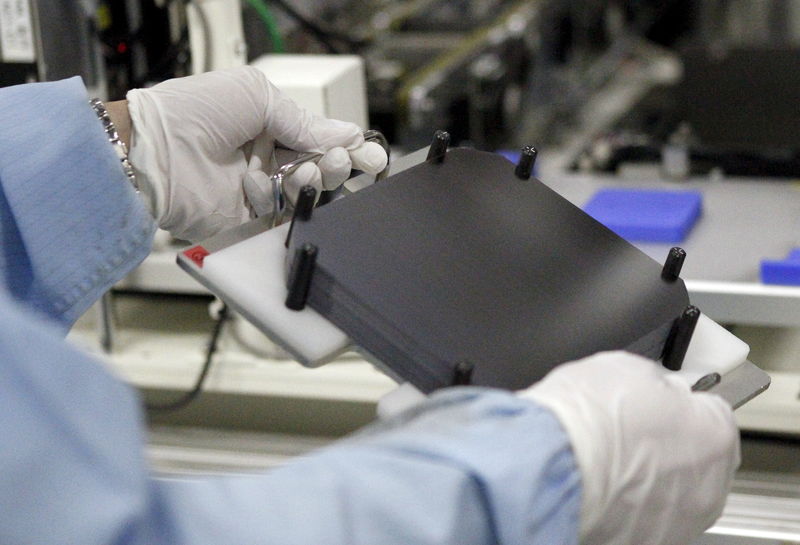 © Reuters. A worker works along the production line of the solar cell at Shap Corp's Sakai plant in Sakai, western Japan