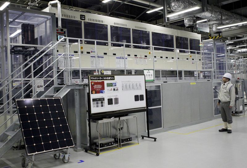 © Reuters. Sharp Corp's solar cell production line is seen at the company's Sakai plant in Sakai, western Japan