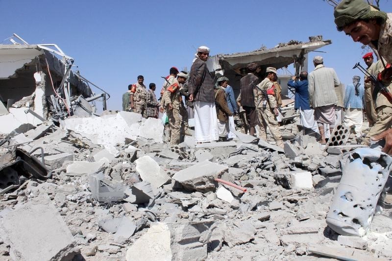 © Reuters. عمال إغاثة: مقتل 21 شخصا في ضربة جوية على منطقة بها مخيم لاجئين في اليمن
