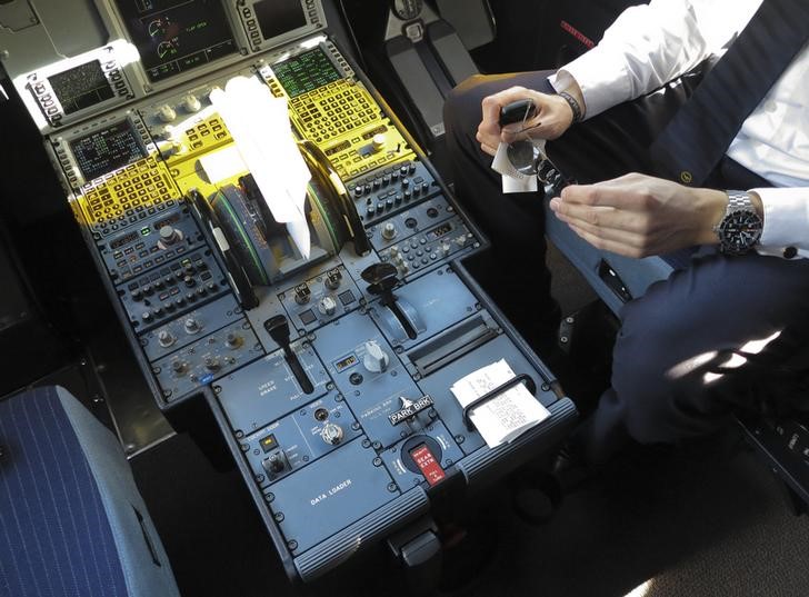 © Reuters. Piloto na cabine de comando de avião da Germanwings 