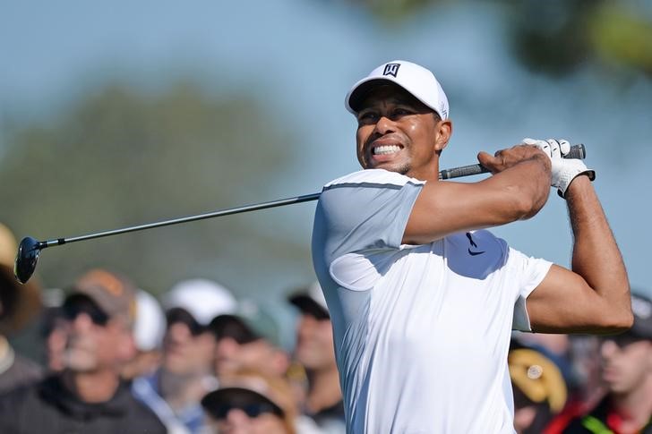© Reuters. وودز يخرج من قائمة أفضل مئة لاعب جولف في التصنيف العالمي