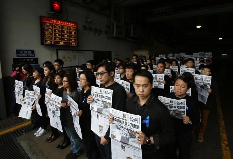 © Reuters. نشطاء في هونج كونج يلجأون للصحافة للتظلم من أخطار تهدد الحياة الاكاديمية