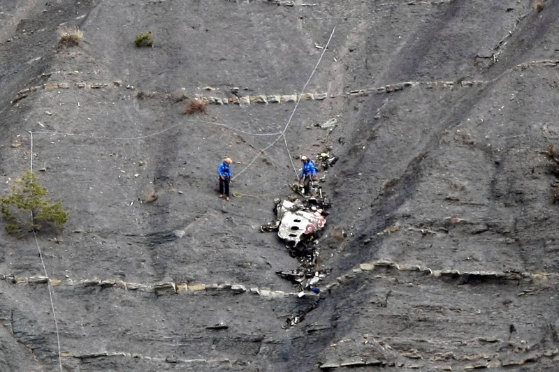 © Reuters. Investigadores trabajan en una vía para llegar al avión siniestrado en Francia 