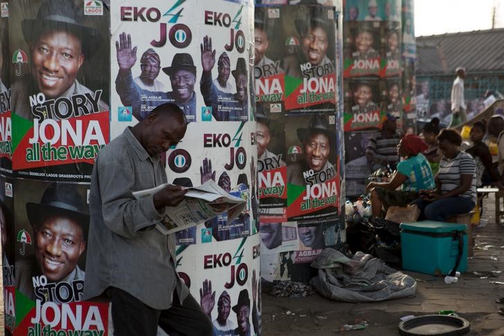 © Reuters. Anúncios da campanha eleitoral, em Lagos 