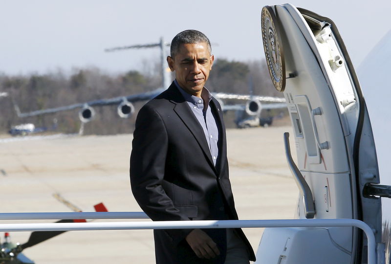 © Reuters. President Barack Obama boards Air Force One at Joint Base Andrews