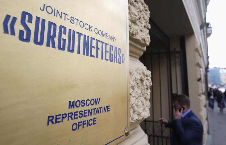 © Reuters. Вывеска у входа в офис Сургутнефтегаза в Москве 