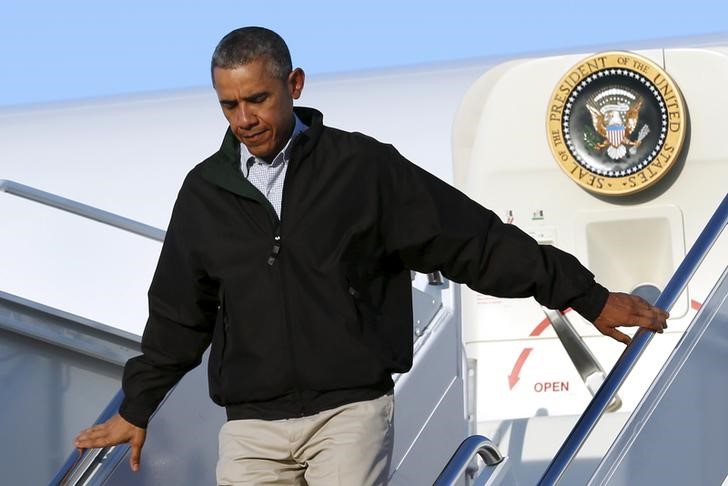 © Reuters. Presidente dos EUA, Barack Obama, desce do avião Air Force One perto de Washington