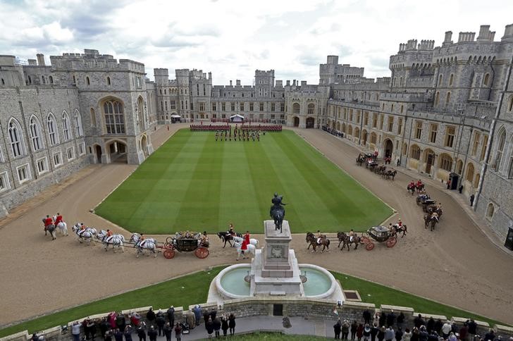 © Reuters. Britain's Queen Elizabeth and the President of Ireland Michael D. Higgins arrive by State carriage at Windsor Castle in Windsor, southern England