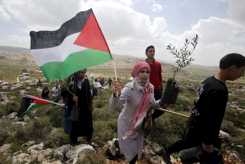 © Reuters. مواجهات بين الفلسطينيين والجيش الإسرائيلي بالضفة في يوم الأرض