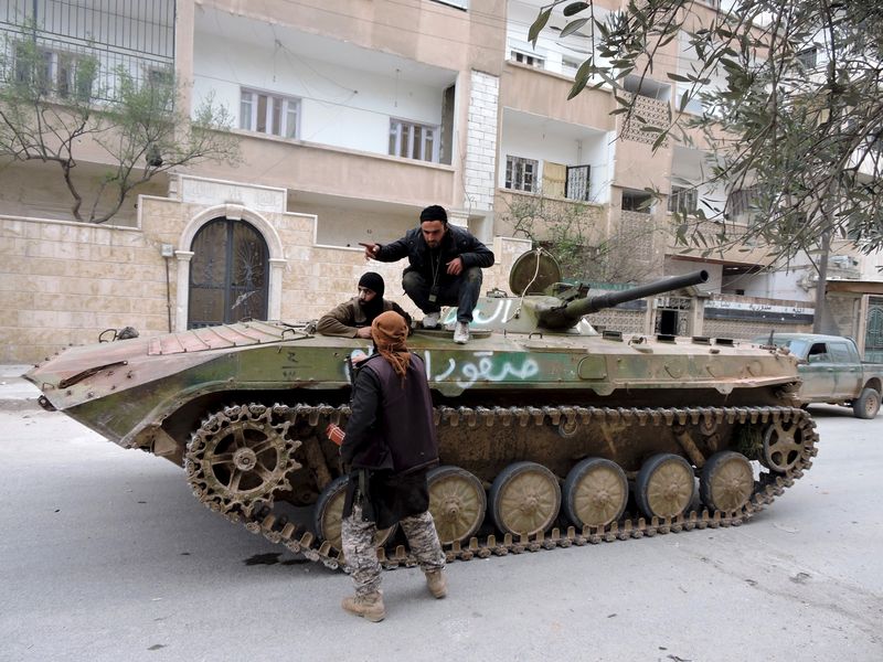 © Reuters. مصدر عسكري سوري يتهم تركيا بمساعدة اسلاميين في الهجوم على ادلب