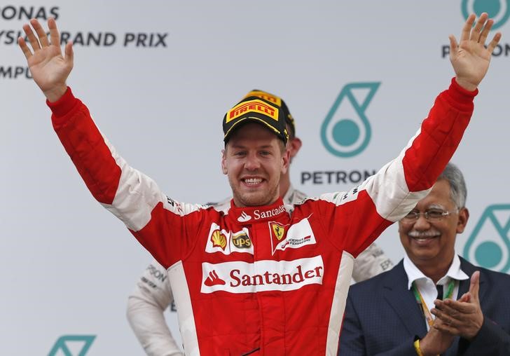 © Reuters. Piloto alem~ao Sebastian Vettel, da Ferrari, comemora vitória no Grande Prêmio da Malásia
