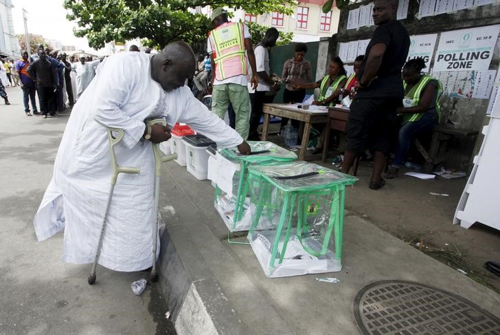 © Reuters. قلق أمريكا وبريطانيا بشأن احصاء الأصوات في الانتخابات النيجيرية