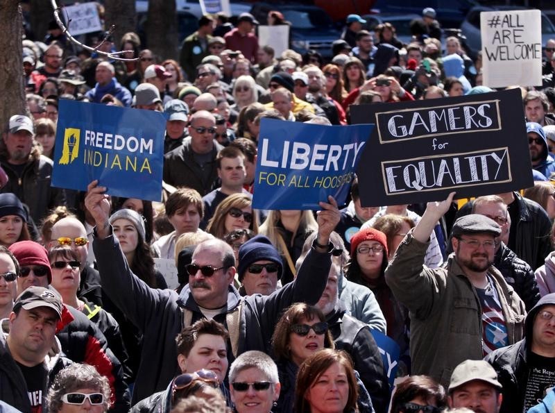 © Reuters. Demonstrators gather to protest a controversial religious freedom bill in Indianapolis