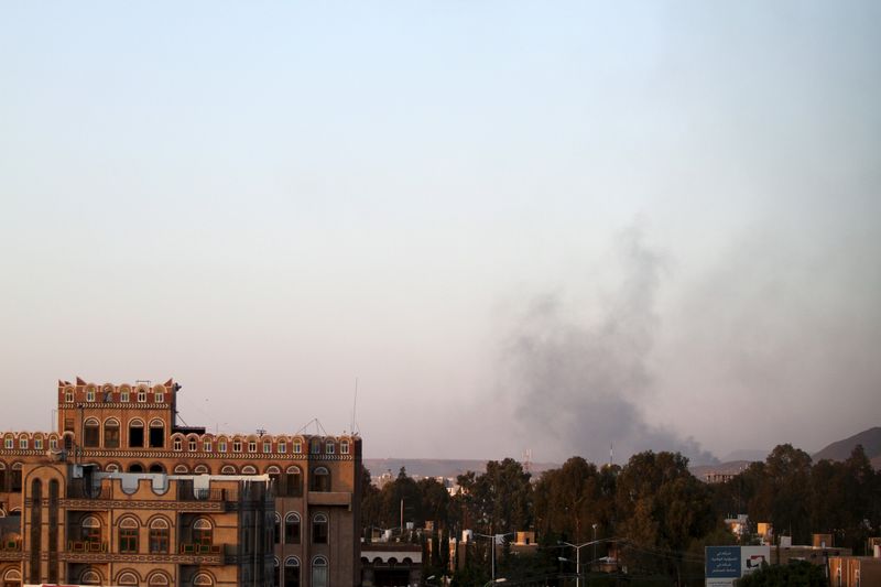 © Reuters. Smoke billows near military barracks in the Jabal al-Jumaima mountain following an air strike near Sanaa