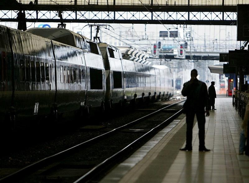 © Reuters. AVIS DÉFAVORABLE POUR LES LIGNES À GRANDE VITESSE BORDEAUX-TOULOUSE ET BORDEAUX-DAX