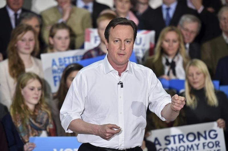 © Reuters. المحافظون يتقدمون على العمال بنقطتين في استطلاع قبل انتخابات بريطانيا