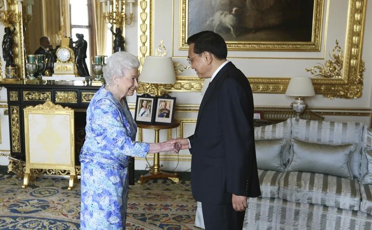 © Reuters. Rainha Elizabeth recebe premiê chinês Li Keqiang no castelo de Windsor