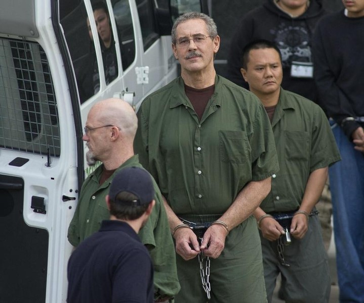 © Reuters. Allen Stanford (C) leaves the Federal Courthouse where the jury found him guilty, in Houston