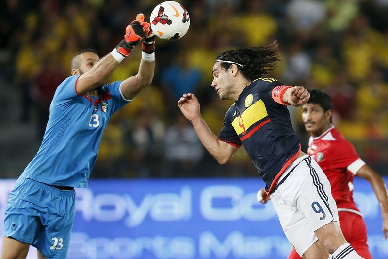 © Reuters. Goleiro do Kuweit disputa bola com colombiano Radamel Falcao