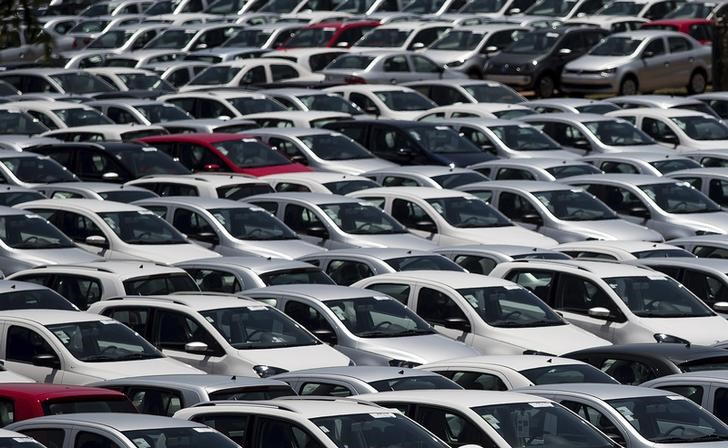 © Reuters. Carros da Volkswagen em fábrica de São José dos Campos (SP)