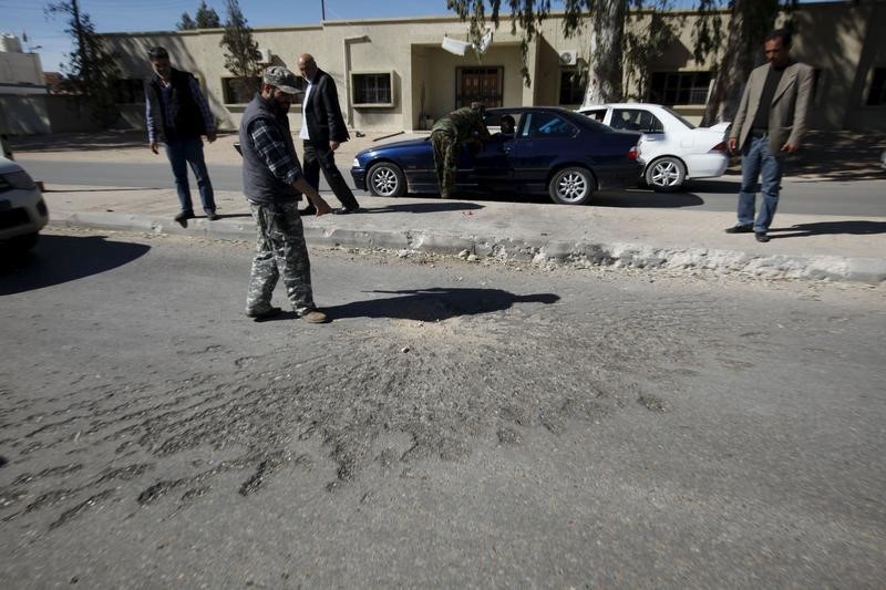 © Reuters. مسؤول: مقتل فلبيني وجرح ثمانية أشخاص في هجوم صاروخي بغرب ليبيا