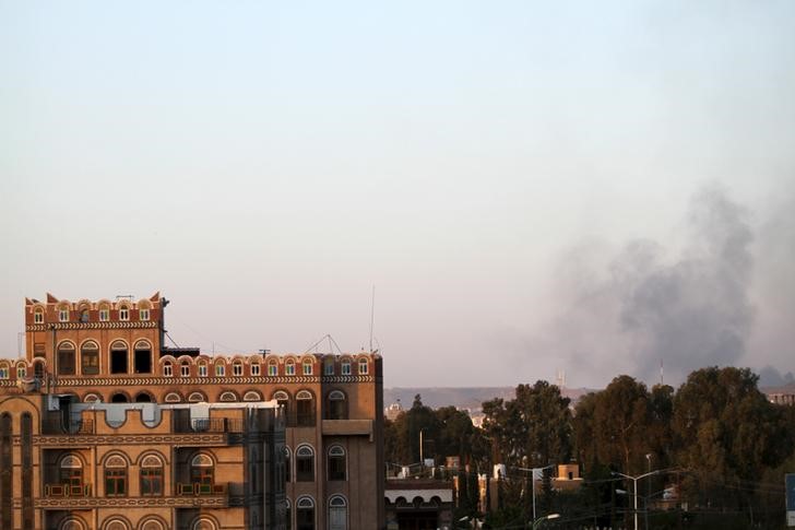 © Reuters. Fumaça perto de montanha após ataque aéreo perto de Sanaa