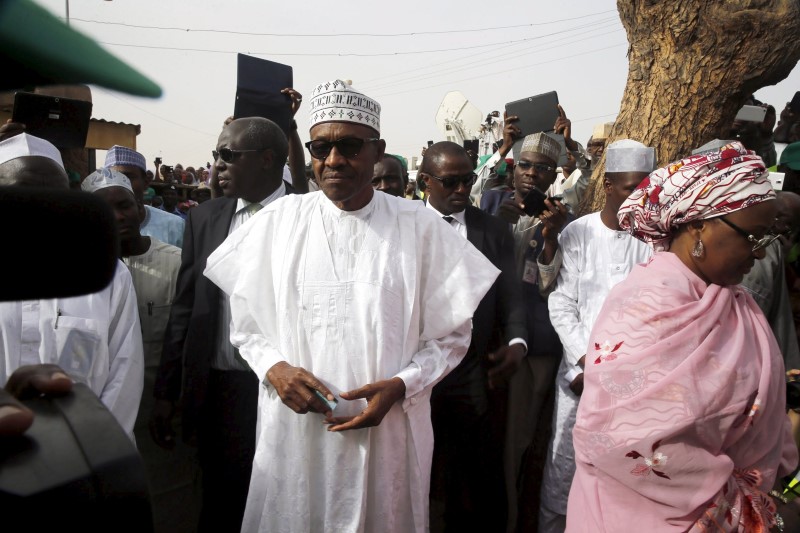 © Reuters. بخاري متفوق بمليوني صوت في انتخابات نيجيريا بعد فرز 4/3 الولايات