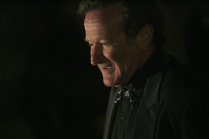 © Reuters. Actor Robin Williams arrives at Elton John's birthday party in New York