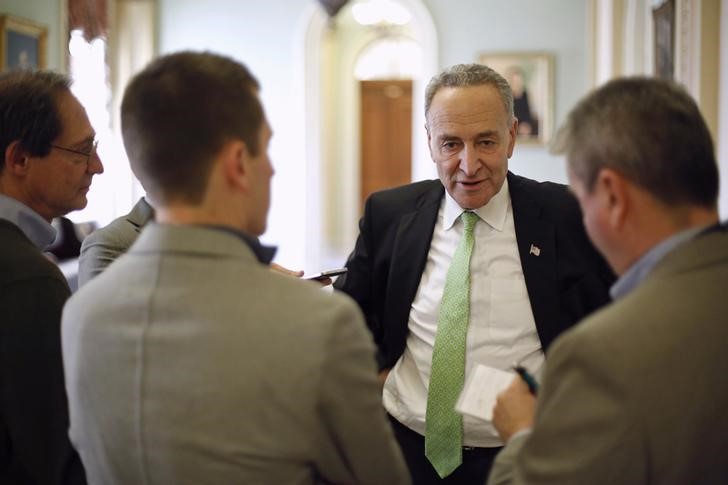 © Reuters. Senator Schumer speaks with reporters during a break from a long series of votes at the U.S. Capitol in Washington