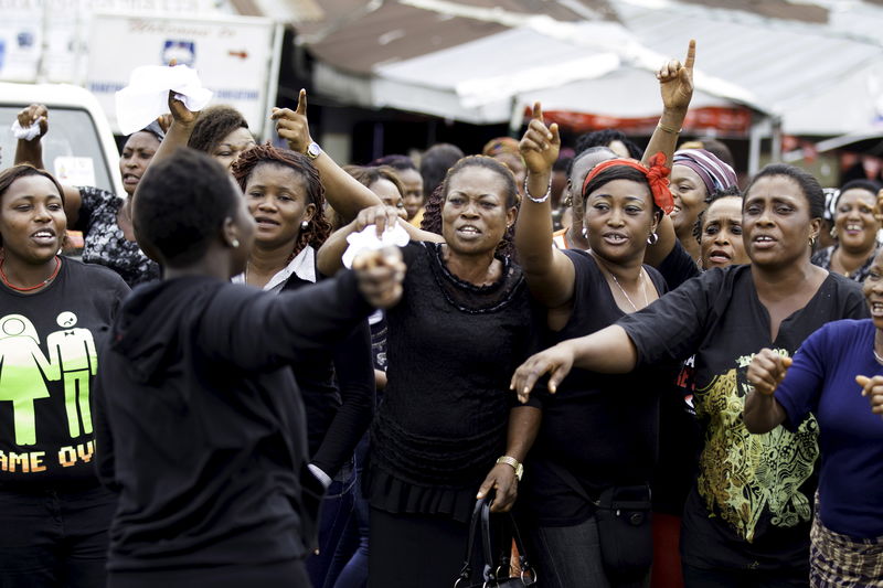 © Reuters. Mulheres protestam contra supostas irregularidades em eleições na Nigéria
