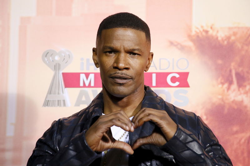 © Reuters. Jamie Foxx poses backstage at 2015 iHeartRadio Music Awards in Los Angeles