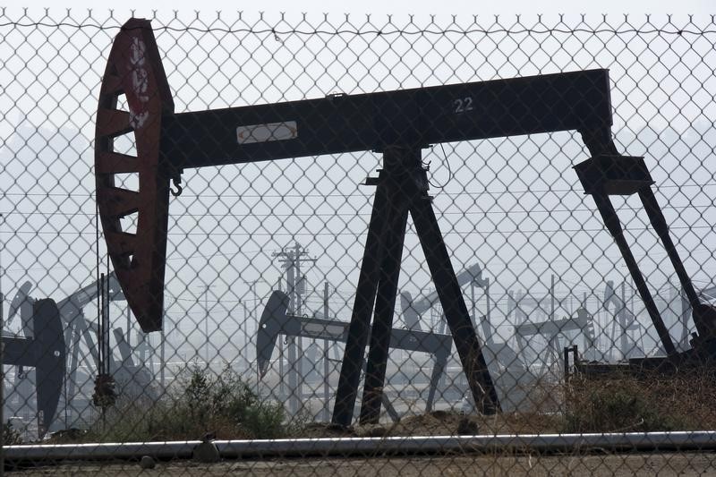 © Reuters. An oil drill is pictured in the Kern River oil field in Bakersfield