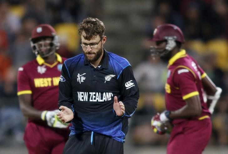 © Reuters. New Zealand's Vettori celebrates taking the last wicket to win against the West Indies during their Cricket World Cup match 