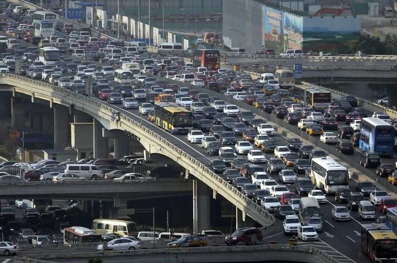 © Reuters. بكين تقيد عدد قائدي المركبات في الايام التي تشهد تلوثا شديدا للهواء