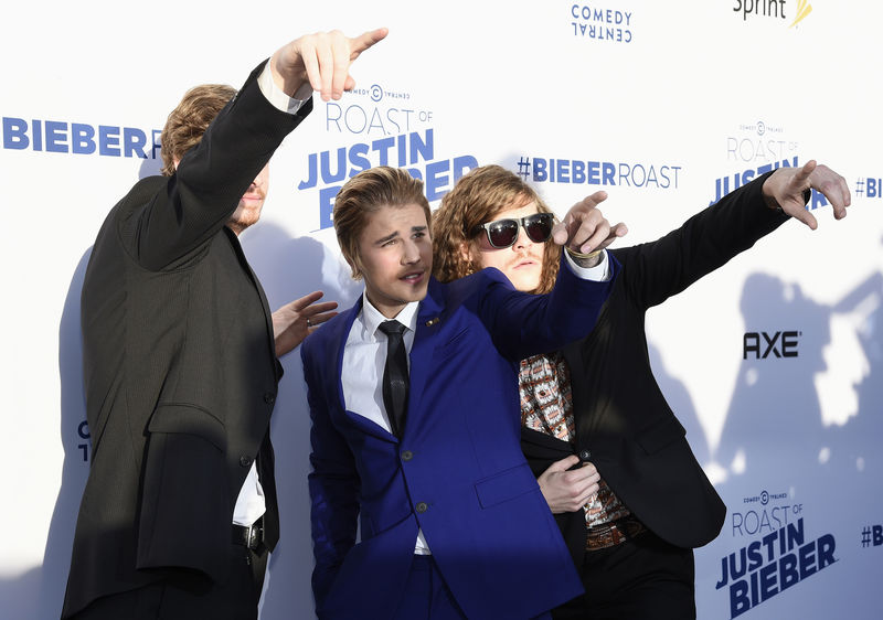 © Reuters. Anders Holm, Justin Bieber and Blake Anderson pose during Comedy Central Roast of Justin Bieber at Sony Studios in Culver City