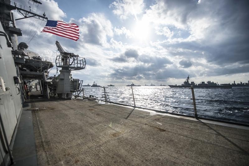 © Reuters. Handout photo shows U.S. Navy and Japan Maritime Self-Defense Force ships steaming in formation during their military manoeuvre exercise known as Keen Sword 15 in the sea south of Japan