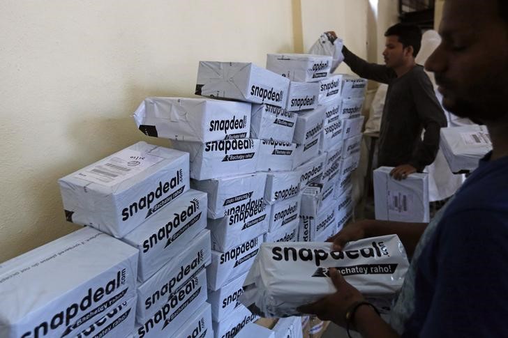 © Reuters. Employees of Snapdeal, an Indian online retailer, sort out delivery packages inside their company fulfillment centre in Mumbai