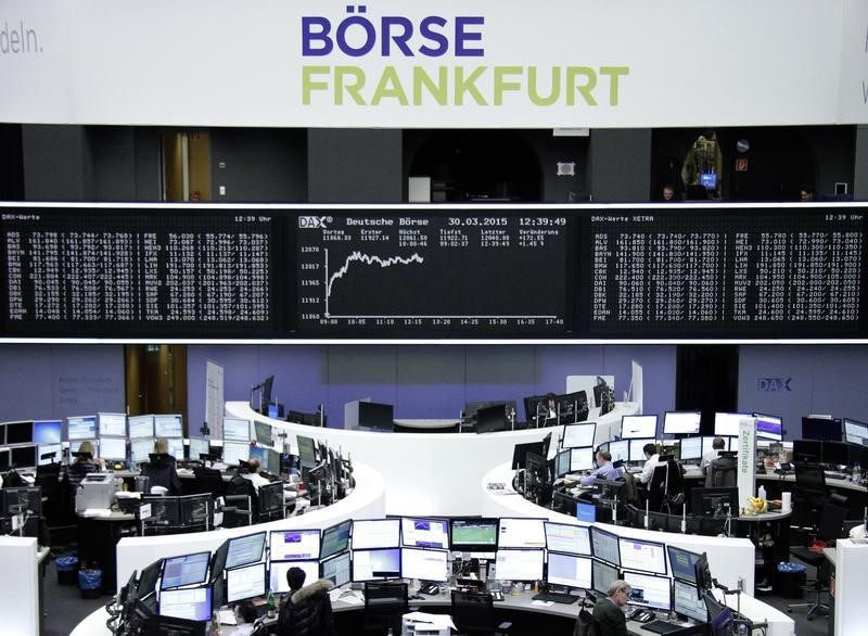 © Reuters. Traders a lavoro alla borsa di Francoforte